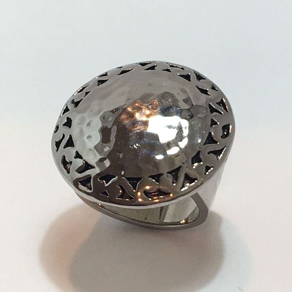 Hammered Metal Dome Ring Size 6.5 Silver Tone Wide Band Large Shield - Picture 14 of 14